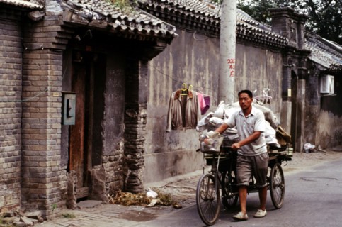 Un homme poussant un tricycle