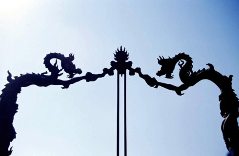 Décor de dragons sur un ancien instrument astronomique