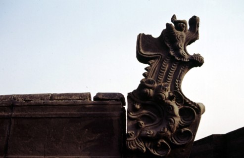 Décor de dragon sur le toit d'une maison