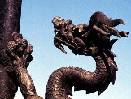 Décor de dragon sur un ancien instrument astronomique
