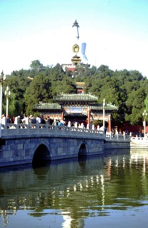 Pagode blanche sur l'île de Qiong, dans le parc de Beihai