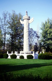 Tombeaux de la dynastie Ming, les 13 mausolées Ming, Huabiao, colonnes de marbre