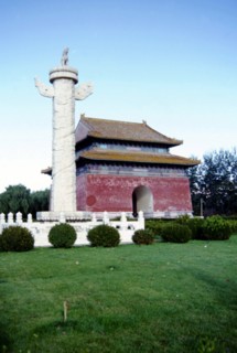 Tombeaux de la dynastie Ming, les 13 mausolées Ming, Huabiao, colonnes de marbre