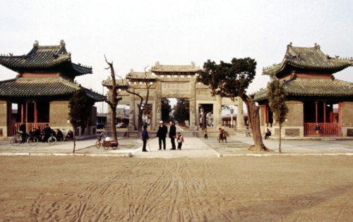 Portique du cimetière de la famille Kong