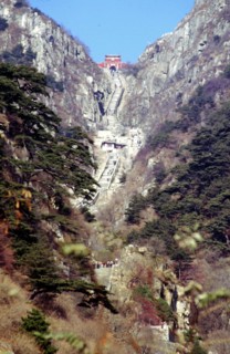 Mont Taishan, sentier comprenant 18 paliers et six mille marches de pierre, Nan Tian Men (Porte Céleste du Sud)