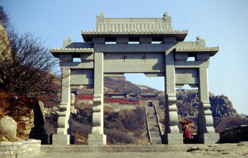 Mont Taishan, Rue Céleste, portique de pierre