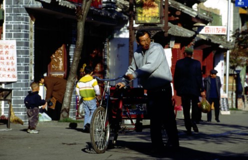 Homme sur un tricycle