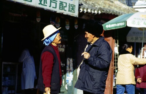 Viellards chinois en conversation