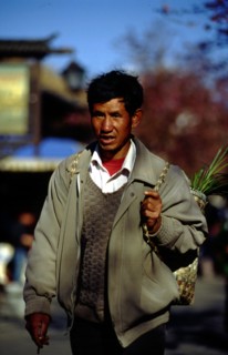 Homme portant un sac