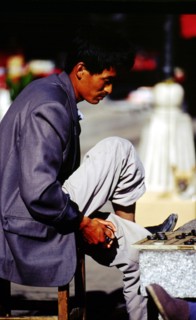Homme jouant aux échecs