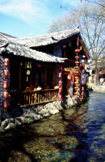 Maison au bord de l'eau dans la vieille ville de Lijiang