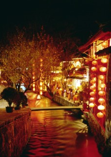 Vue nocturne de la vieille ville de Lijiang