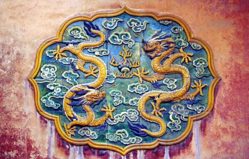 Cité interdite, motif représentant un dragon sculpté sur un panneau