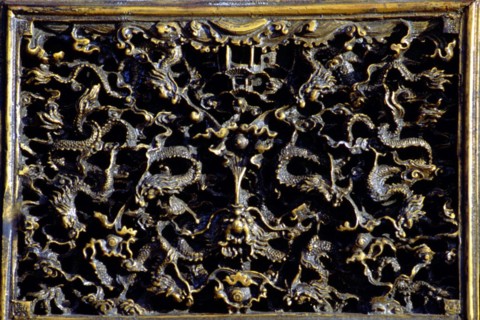 Motif décoratif sur une fenêtre, représentant des dragons