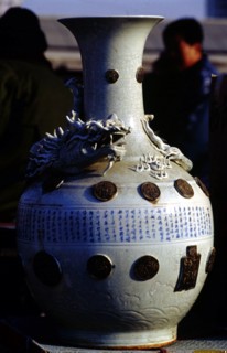 Motif sur porcelaine représentant un dragon