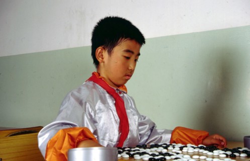 Jeune chinois jouant à un jeu de société