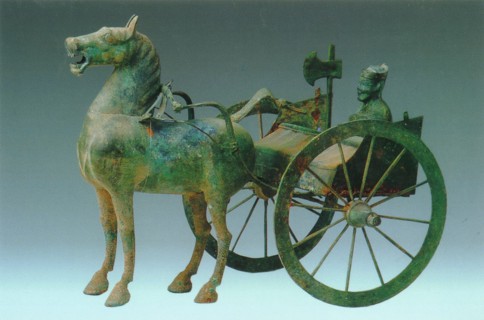Sculpture en bronze représentant un char et son aurige