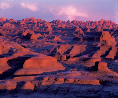 Formation géologique très en couleurs dans le Bassin Junggar dans la province de Xin Jiang, Chine