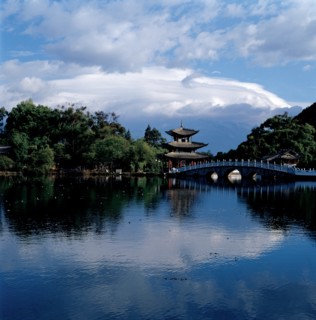 Maison traditionnelle au bord d'un lac, Chine