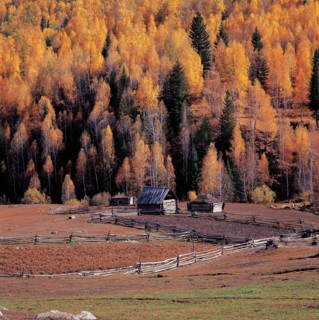 Maison en bois, Comté Burqin, province du Xinjiang, Chine