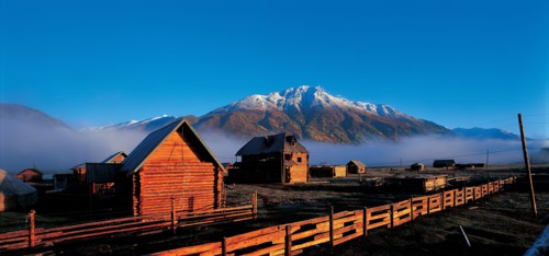 Maisons en bois, Comté Burqin, province du Xinjiang, Chine