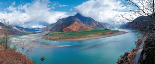 Premier golfe formé par la rivière ChangJiang, province du Yunnan, Chine