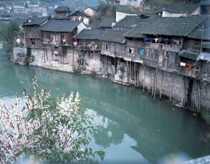 Maisons sur l'eau, ouest de la province du Hunan, Chine