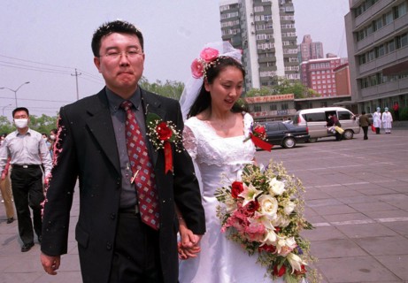 Pneumonie atypique. Malgré l'épidémie, un mariage à Beijing. Mai 2003.