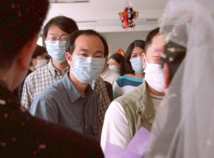 Pneumonie atypique. Malgré l'épidémie, un mariage à Beijing. Mai 2003.