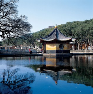 Petite pagode sur un lac, Chine