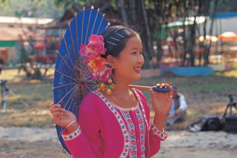 Chinoise portant le costume traditionnel, Dai, Chine
