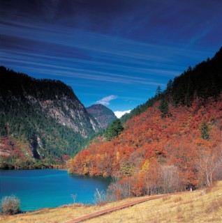 Montagnes au bord d'un lac, Chine