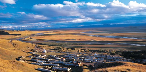 Le fleuve jaune traversant la prairie du comté de Tang He, Chine
