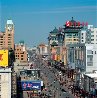 La rue piétonne Wangfujing, à Pékin, Chine
