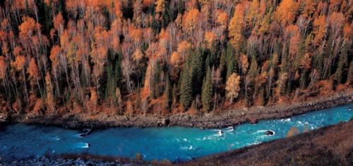 La rivière Hemu du village Burqin, dans la région autonome du Xinjiang, Chine