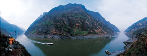 Le fleuve jaune traversant la gorge de Wu, une des Trois Gorges, dans la province du Hubei, Chine