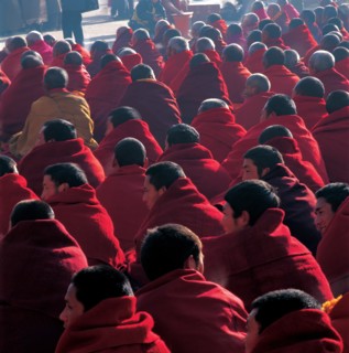 Moines à l'heure de la prière, Chine
