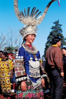 Jeune femme de l'ethnie miao, Chine