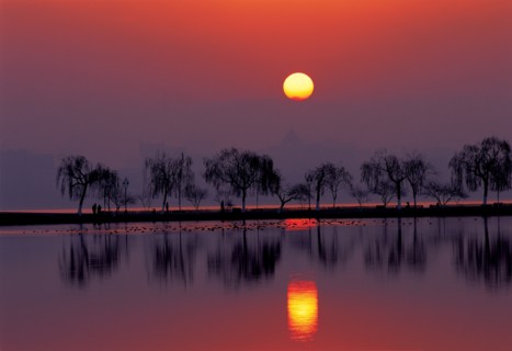 La digue Bai sur le Lac de l'Ouest de la ville de Hangzhou, province du Zhejiang, Chine