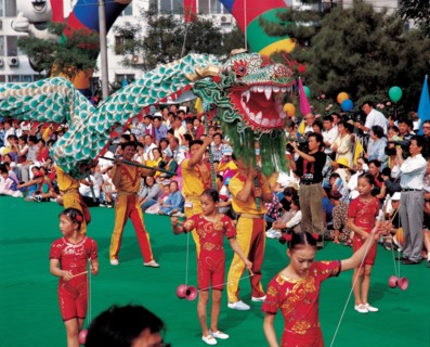 Spectacle lors d'une fête des fleurs, Chine