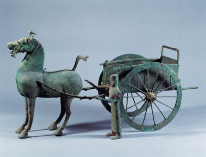 Sculpture en bronze représentant un attelage avec un garde
