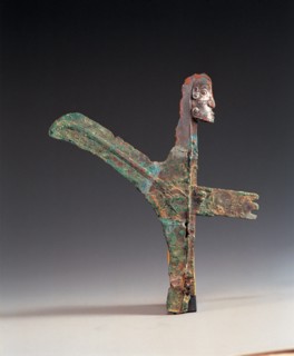 Hallebarde en bronze avec une sculpture en forme de visage