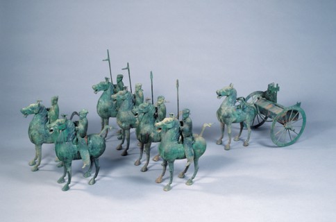 Cavaliers et chars en bronze