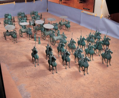 Chars et chevaux de bronze constituant une garde d'honneur