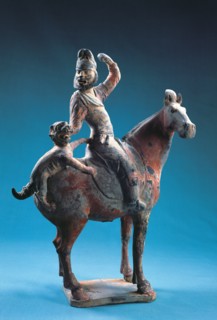 Sculpture peinte représentant un chasseur
