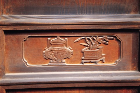 Seuil de porte en bois sculpté. Maison ancienne. Tianshui. Gansu.