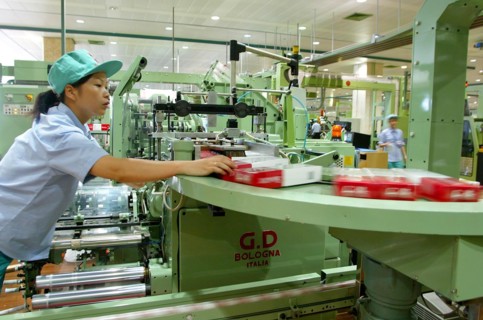 A female worker packs Honghe cigarette in the workshop of Honghe Tobacco Factory in Yunnan,China
