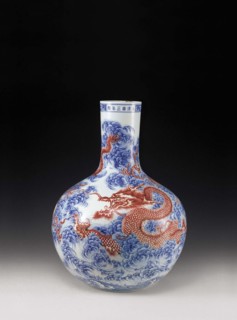 cultural relic of China:a dragon porcelain bottle