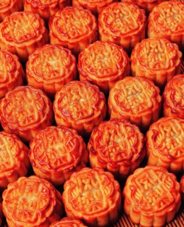 The mooncakes,which will always be enjoyed on the Mid-Autumn Festival,a traditional festival of China