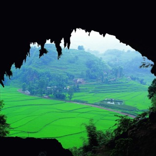 The Hanging Coffin of Fen people,Sichuan Province,China